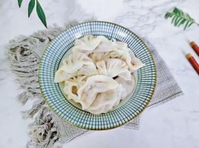 喜欢吃辣的宝宝们，可以放点辣椒酱，醋蘸着吃。饺子鲜美多汁！值得来一试！