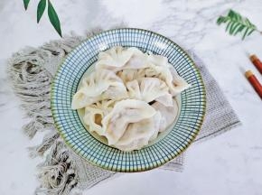 喜欢吃辣的宝宝们，可以放点辣椒酱，醋蘸着吃。饺子鲜美多汁！值得来一试！