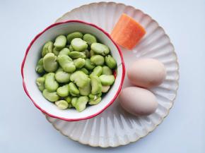 准备好所有食材。蚕豆提前去壳，剥皮。