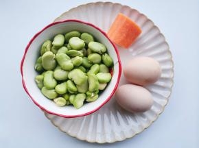 准备好所有食材。蚕豆提前去壳，剥皮。
