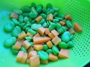 锅中烧开水，放入蚕豆米和胡萝卜焯水2分钟捞出过凉备用。