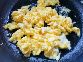 鸡蛋提前磕入碗中，搅拌成蛋液煎熟。