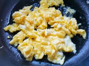 鸡蛋提前磕入碗中，搅拌成蛋液煎熟。