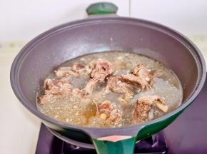 羊蝎子焯水后放入锅中。