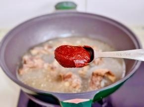 加入辣椒酱。（量根据个人口味增加）