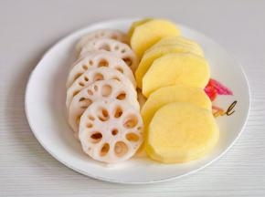 土豆，莲藕去皮切片。