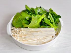 金针菇，菜心去跟洗净。
