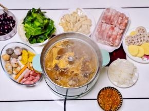 煮好的羊蝎子倒入火锅中，可以先吃羊蝎子啦！