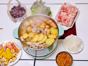 之后不易熟的食物先倒入锅中煮熟。