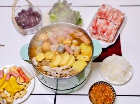 之后不易熟的食物先倒入锅中煮熟。