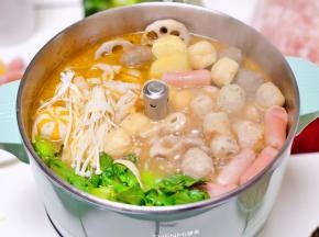 再加入金针菇，菜心煮熟就好啦！