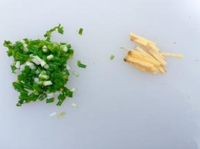 小葱切碎，姜切丝