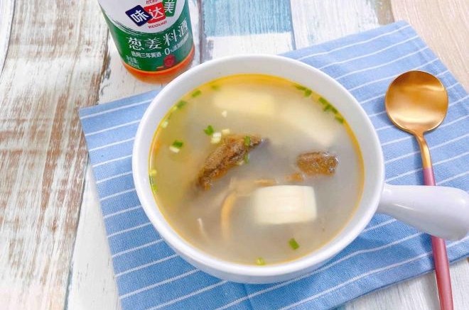 泥鳅炖豆腐汤