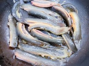 平底锅里加入植物油，油热后放入泥鳅双面煎至微黄