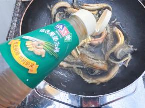 淋上2大勺味达美姜葱料酒，翻炒片刻