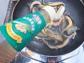 淋上2大勺味达美姜葱料酒，翻炒片刻