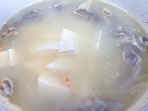 加入豆腐继续炖煮入味，可按自家口味加入白胡椒粉