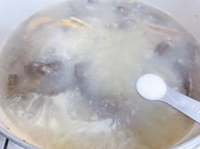 中大火煮10分钟，加入盐调味