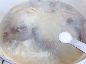 中大火煮10分钟，加入盐调味