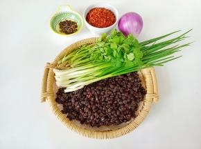 准备好豆豉，洋葱，辣椒粉，香菜，小葱。