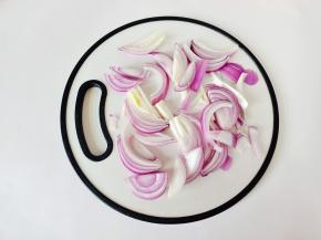 洋葱切成丝【切洋葱时嘴巴含一口水不辣眼睛】