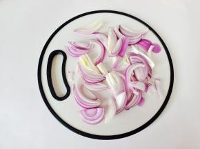 洋葱切成丝【切洋葱时嘴巴含一口水不辣眼睛】