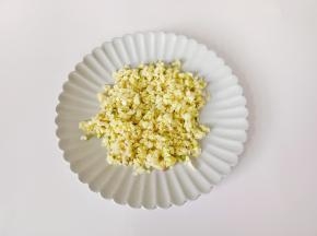 一个蒜头去皮切末。