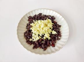 把蒜与豆豉放一起。