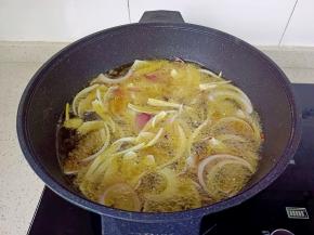 锅里放入花生油【油可以多一点】油热后放入洋葱。