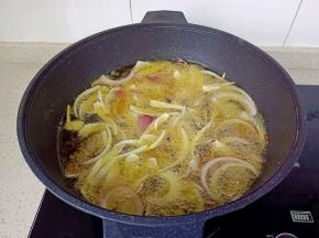 锅里放入花生油【油可以多一点】油热后放入洋葱。