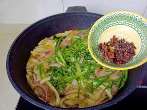 加入香辣小火慢慢煎。