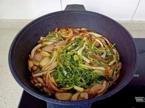 煎到洋葱变成金黄色捞出。