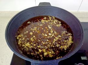 放入豆豉与蒜末小火继续慢慢煎。