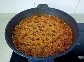 熬到辣椒粉出红油来，加盐，白糖，鸡精翻拌均匀即可出锅！