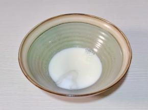 牛奶倒入器具中+细砂糖手动打蛋器打至糖融化。