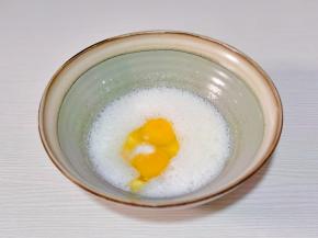 磕入鸡蛋+盐打至均匀。