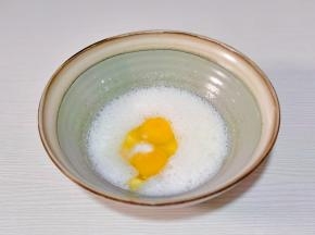 磕入鸡蛋+盐打至均匀。