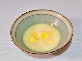 加入软化的黄油，充分打至均匀，黄油与液体完全融合。