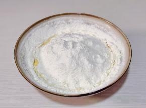筛入低筋面粉。（不同品牌面粉吸水性不同，大家可以根据实际情况调整液体与面粉的比例）