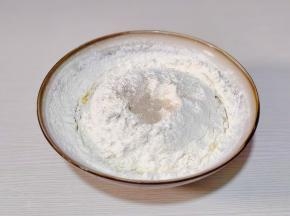 面粉顶部挖个孔加入酵母粉搅拌絮状。