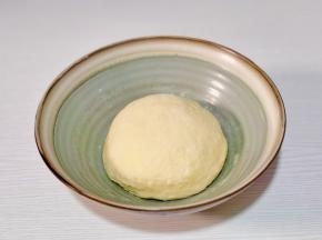 揉成面团，盖上盖子室温发酵一夜。（室温的温度3-5度，如果房间有暖气，建议放入冰箱冷藏发酵，注意保持面团的湿度）