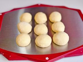 取出发酵好的面团，分成9等份揉圆。