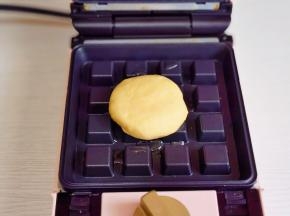 华夫饼烤盘刷油预热，取一个面团放烤盘中间。