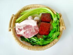 准备好豆干、芹菜、猪肉。
