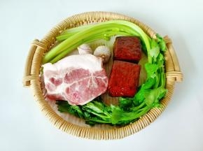 准备好豆干、芹菜、猪肉。