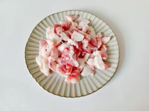 猪肉温水清洗干净切薄片。