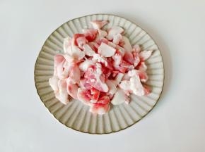 猪肉温水清洗干净切薄片。