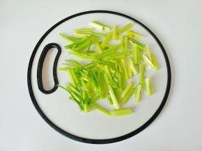 芹菜择去叶子切寸段。