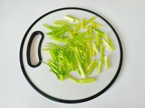 芹菜择去叶子切寸段。