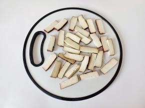 豆干对半切再切片。
